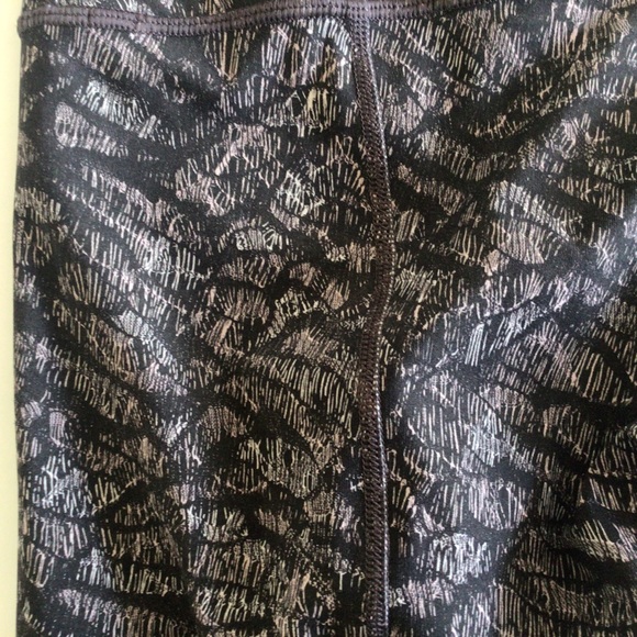 LULULEMON WUNDER UNDER HIGH RISE 23” SCALLOP HEM CROPS 23” ORIGAMI LACE BLACK. - Picture 15 of 16